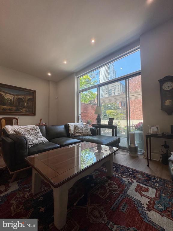 Foto del edificio - 637 Spruce St