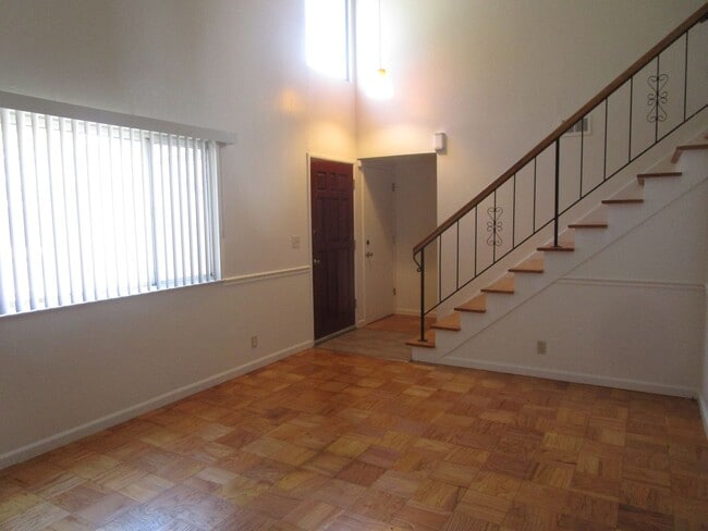 Building Photo - 1001 Mockingbird Ln
