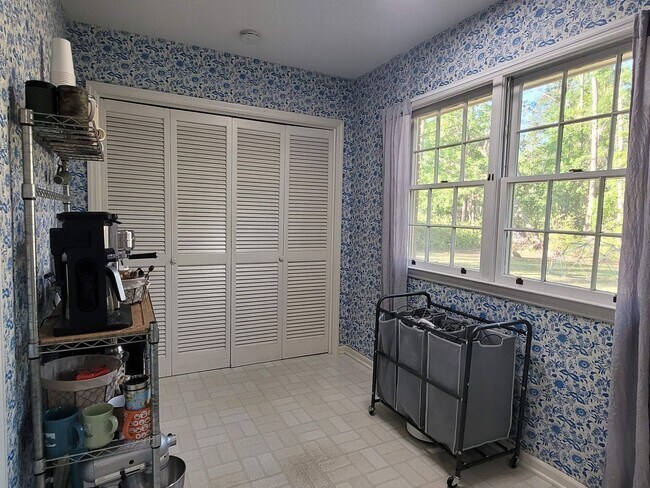 Building Photo - Charming Brick Ranch Oasis in Valdosta, GA...