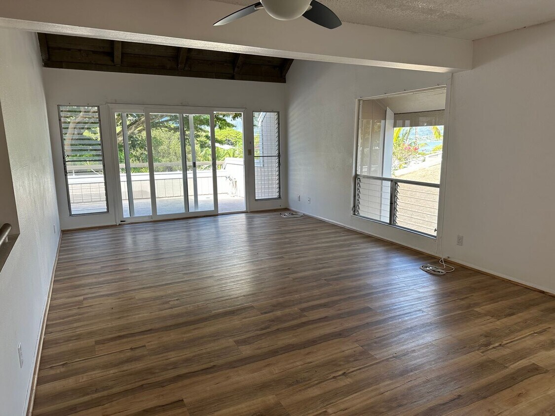 Foto principal - Spacious 3BR/2BA Split-Level End Unit with Private Courtyard