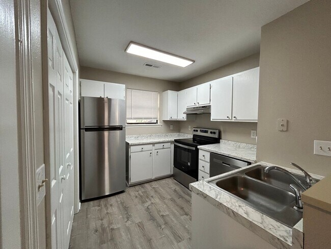 Foto del edificio - 923 E Estates Blvd