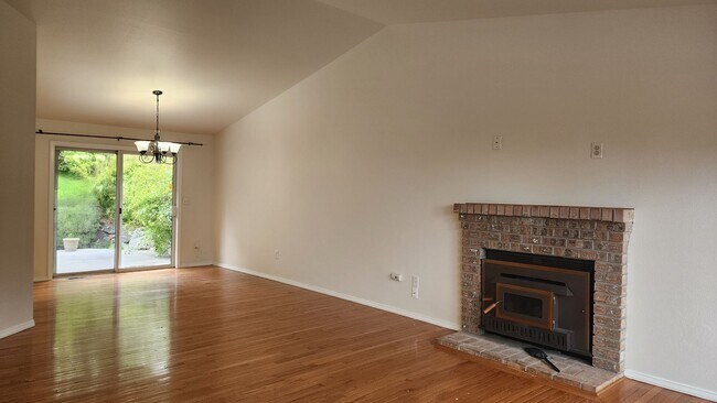 Foto del edificio - Spacious 3 Bedroom in Historical Steilacoom!