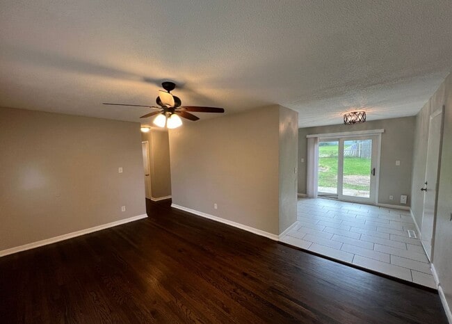 Building Photo - Charming 3-Bedroom Home with Spacious Fenc...