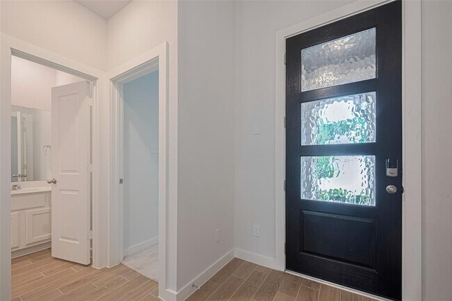 Foto del edificio - 8010 Whisper Grove Dr