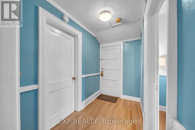 Building Photo - 896 Avenue Rd