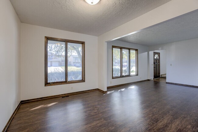 Foto del edificio - Spacious 4 Bedroom in Bellevue!!