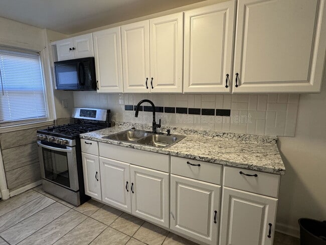 Building Photo - 4430 Shamrock Ave