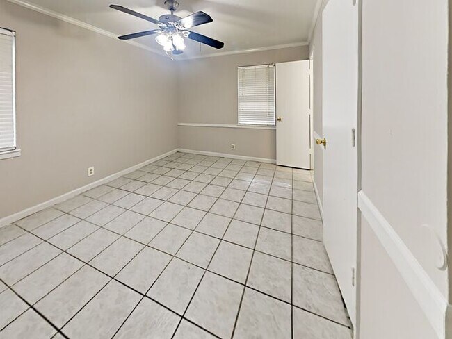 Building Photo - No Application Fees* $500 off 1st Months R...
