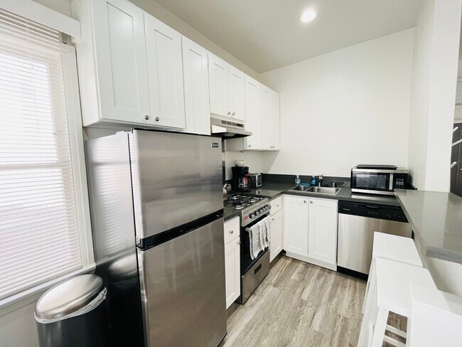 Building Photo - 121 S Elm Dr