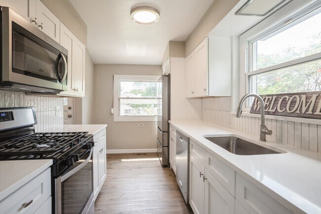 Building Photo - 441 Berteau Ave