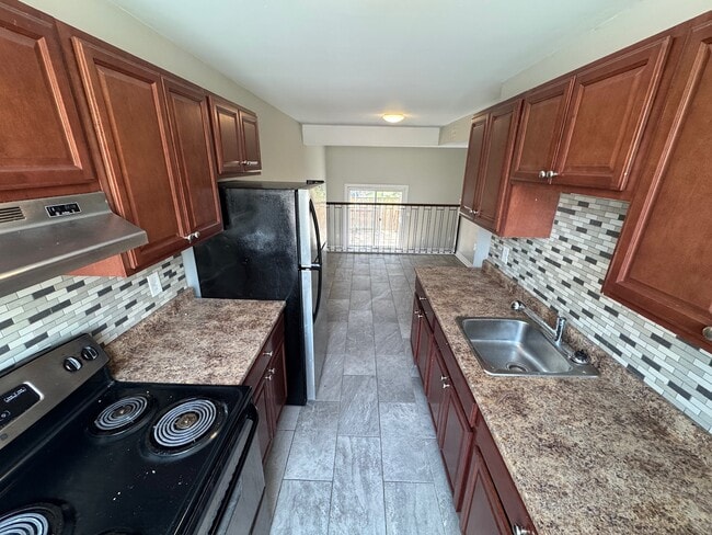 Building Photo - Updated 3 Bedroom 1.5 Bathroom Townhome in the Quiet Corunna, Ontario!