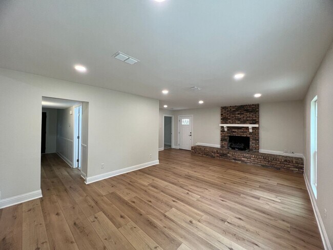 Foto del edificio - BEAUTIFULLY REMODELED HOME IN CENTER OF NO...