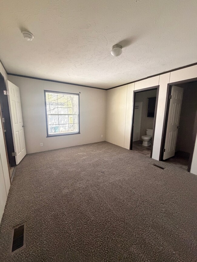 Foto del edificio - 175 Parker Lake Dr