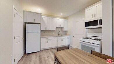 Building Photo - 7051 1/2 White Oak Ave