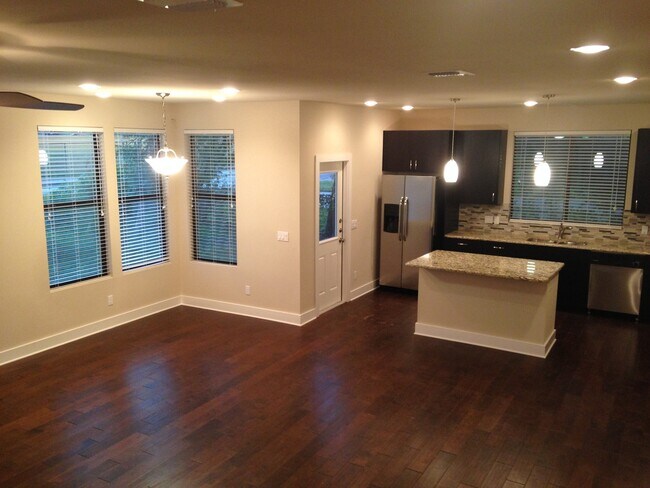 Foto del edificio - UT PRE-LEASE: 2013 Construction - 6 bed / ...