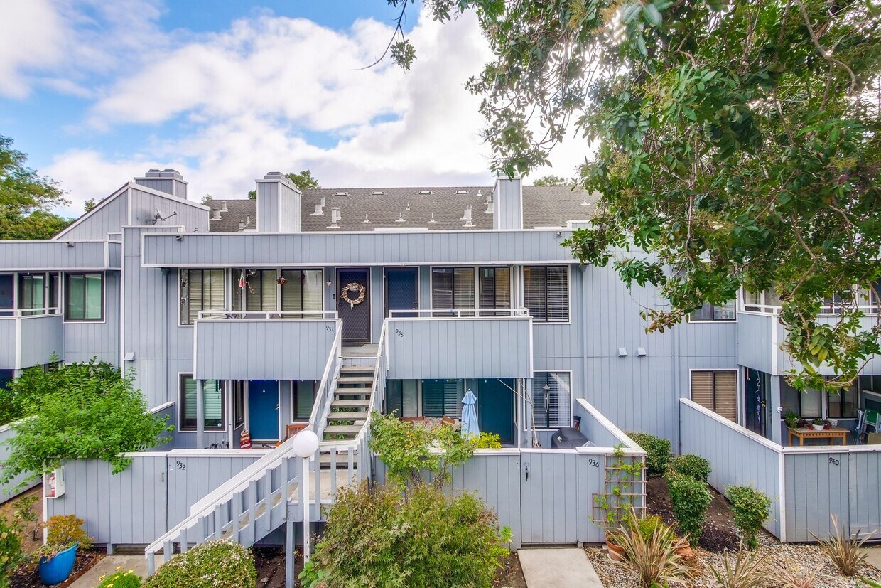 Foto principal - Stunning Modern Almost New Condo, Pets Welcome!