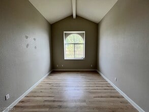 Building Photo - 380 Seine Way