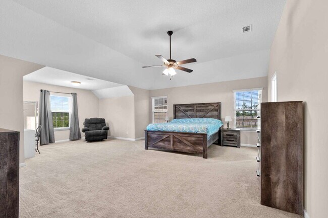 Building Photo - Large home only 10 minutes from Fort Stewart