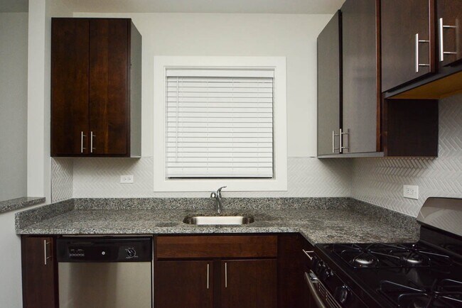 Foto del edificio - 700 W Brompton Ave