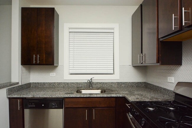 Building Photo - 708 W Brompton Ave
