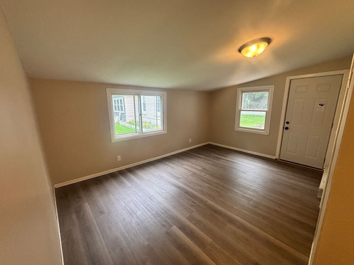 Primary Photo - Lower 2 Bedroom Unit Apartment