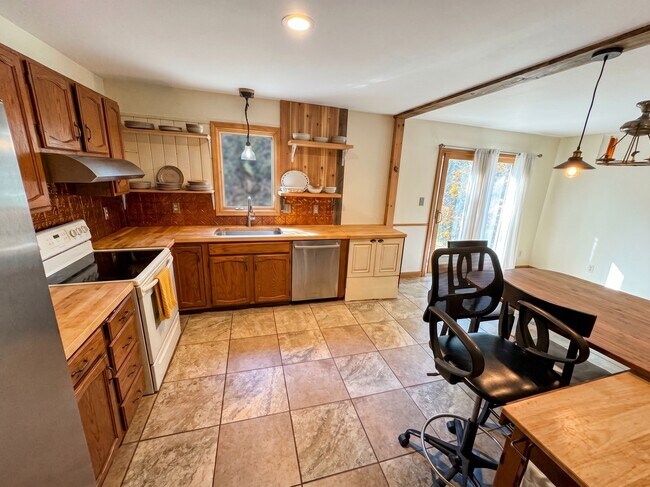 Building Photo - 7221 Hillview Dr