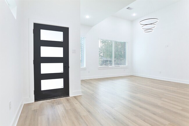 Foto del edificio - 8109 Bigwood St