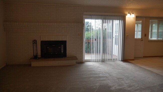 Foto del edificio - Single Family 3 Bed, 2 Bath w/ Big Backyar...