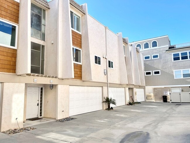 Building Photo - Spectacular tri-level townhome on the SAND!!