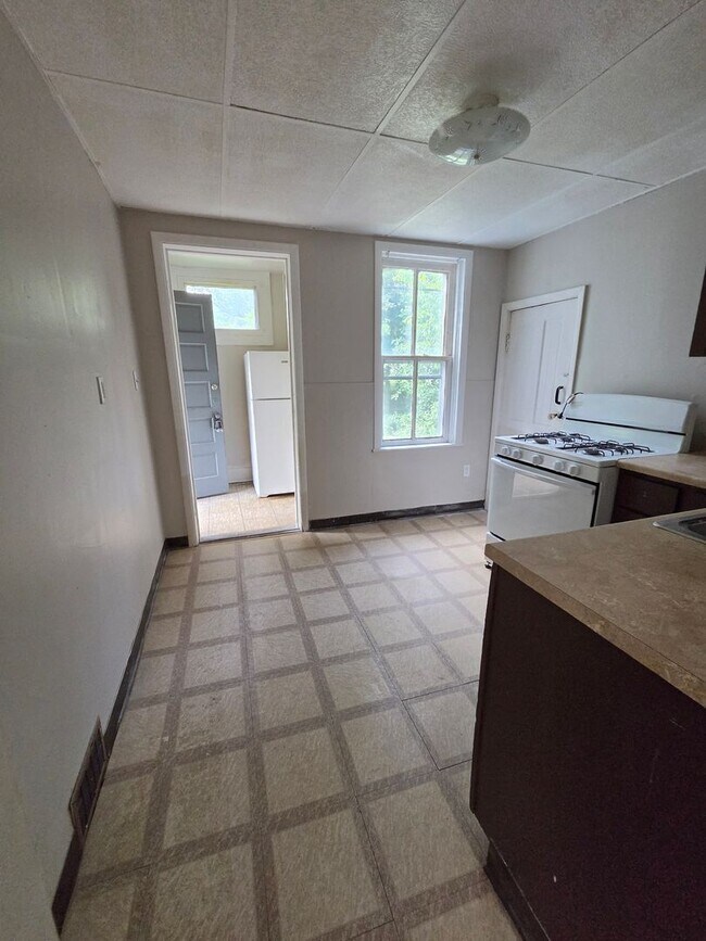 Foto del edificio - Lower 1 bedroom all utilities included