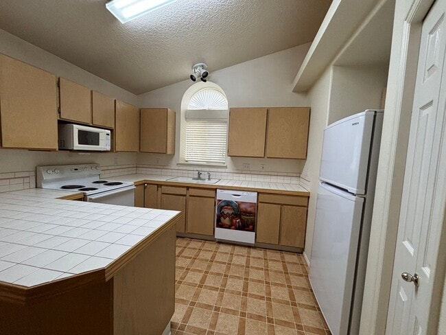 Building Photo - Quiet Two Bedroom Low Maintenance Town Home