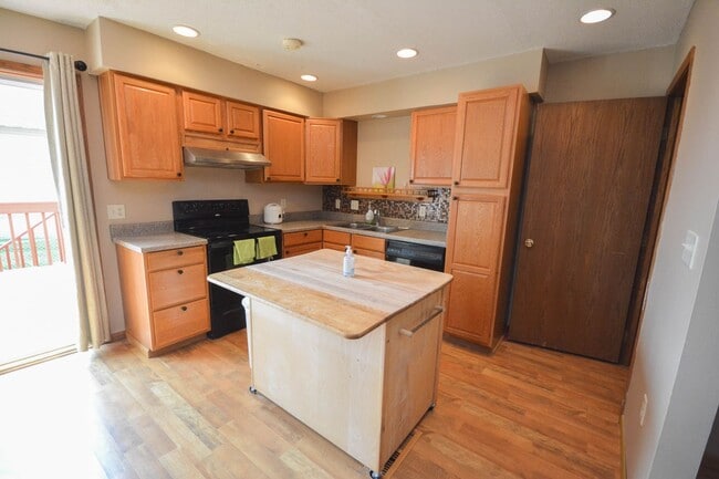 Building Photo - 3 levels of townhouse living in great NW l...
