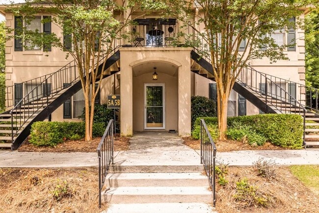 Building Photo - 5 Plantation Dr NE