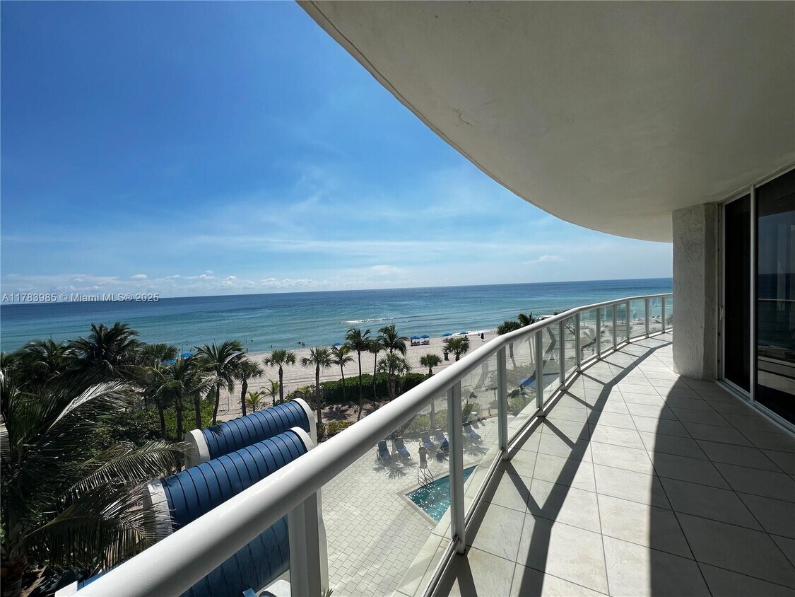 Foto principal - 18671 Collins Ave