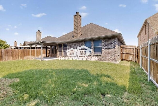 Building Photo - Great Location and Fully Refreshed Move In...