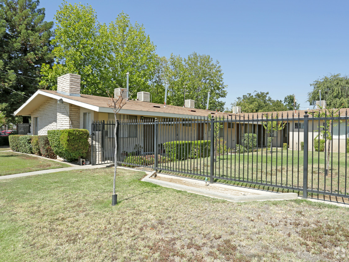 Building Photo - 4525 E Sierra Madre Ave