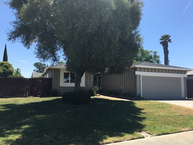 Building Photo - Cozy Updated 3 bedroom With Side Access