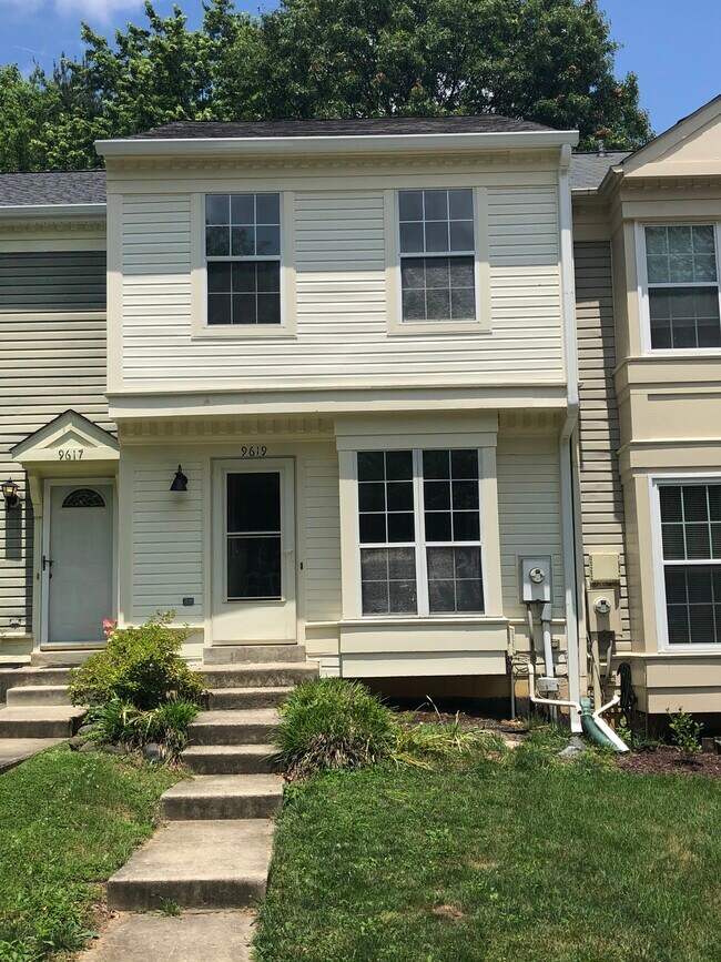Frente - 9619 Lambeth Ct