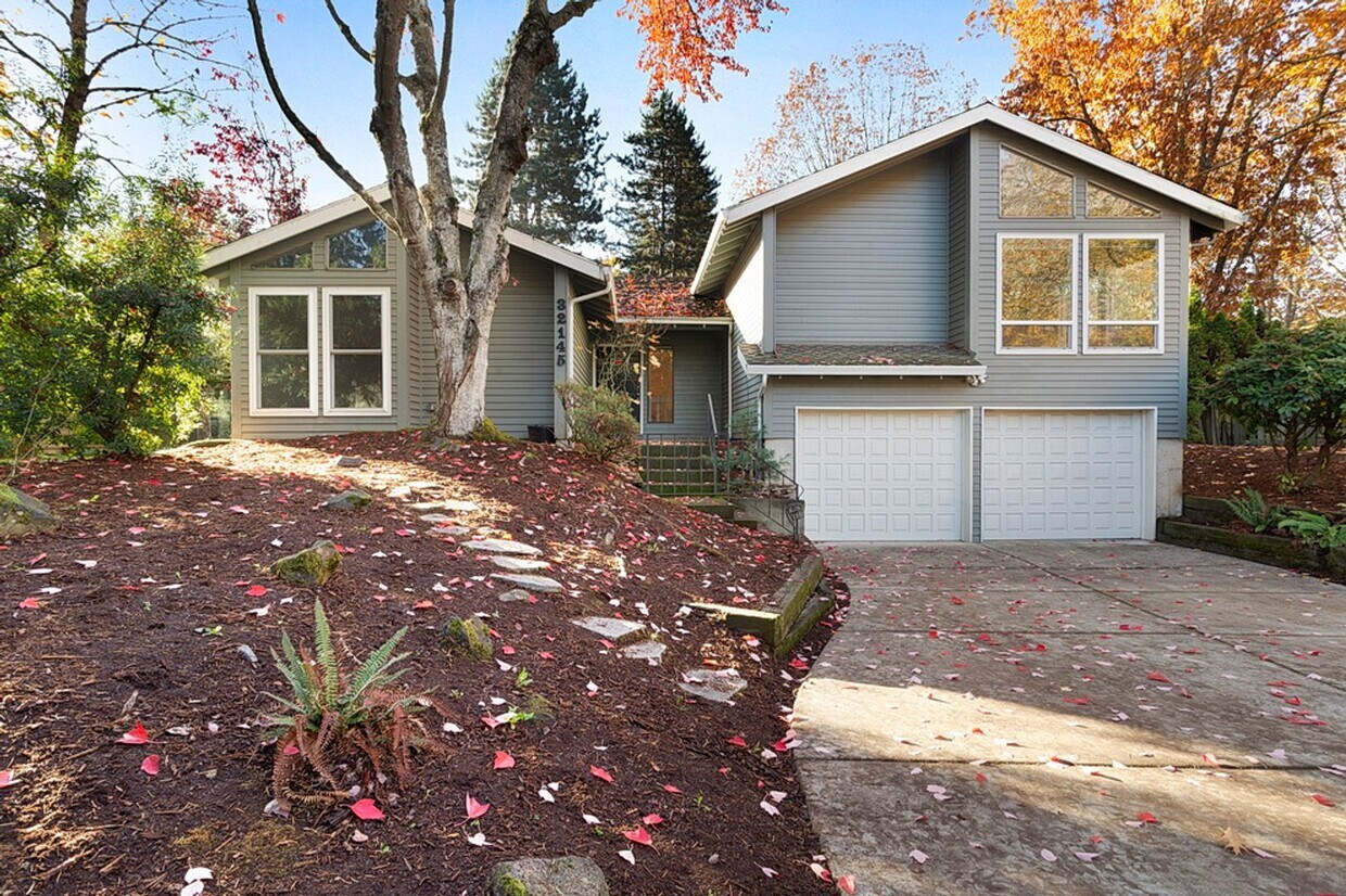 Foto principal - Spacious Home ! Huge living room, 2nd family room, kitchen nook and extra room off kitchen. Large...