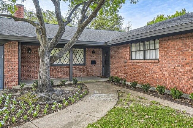 Building Photo - QUAINT RANCH STYLE HOME IN OVERTON PARK!