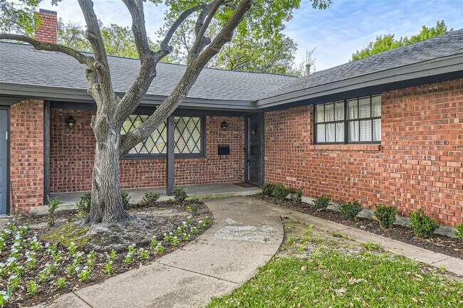 Foto del edificio - QUAINT RANCH STYLE HOME IN OVERTON PARK!