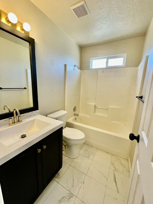 Foto del edificio - Pet-Friendly Townhome Close to Everything!
