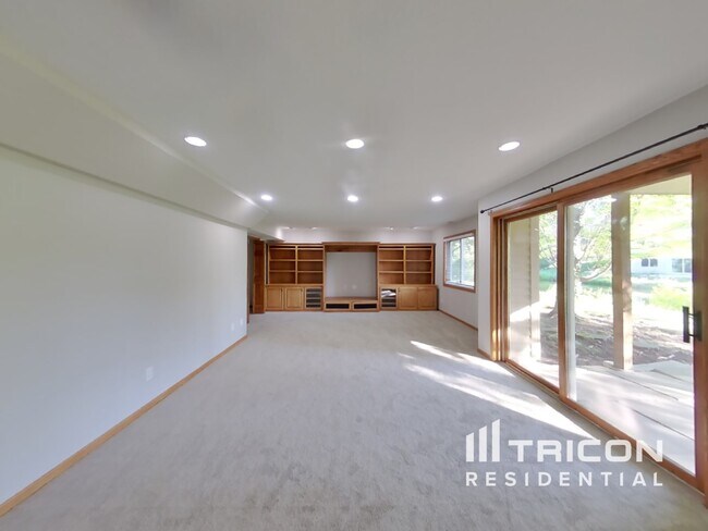Foto del edificio - 3420 Olive Ln N