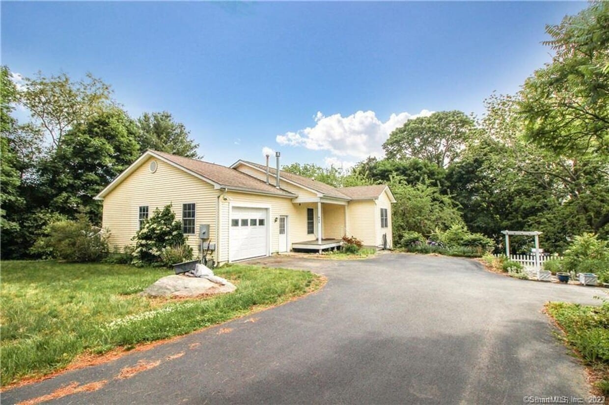 2-Bed Single Family in New London! - 2 Bed - 1.5 Bath: Single Family in New Lon...
