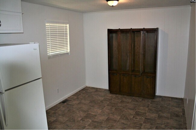 Building Photo - 3 Bedroom 1 Bath with Carport