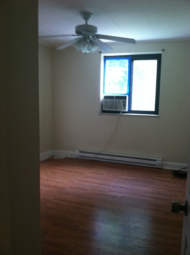 Building Photo - 205 Robinson St