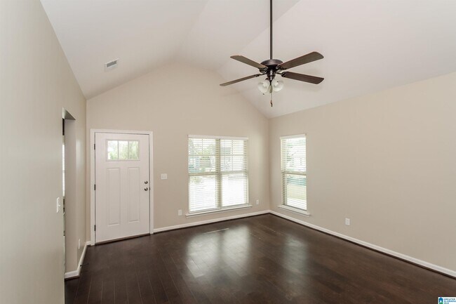 Foto del edificio - 530 Briar Ridge Cir