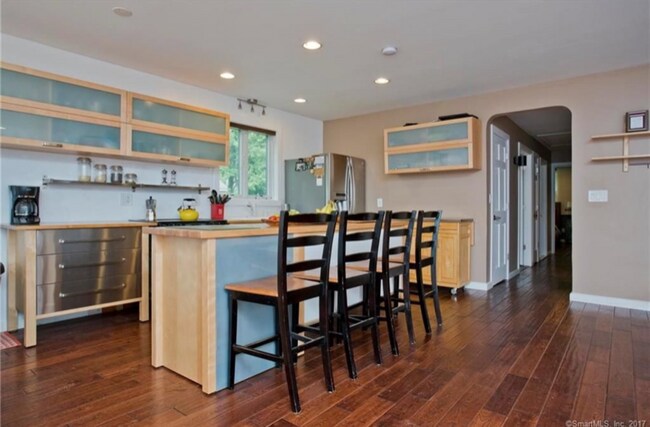 Foto del edificio - 132 Brainard Rd