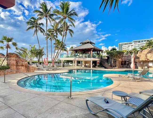 Building Photo - 5225 Collins Ave