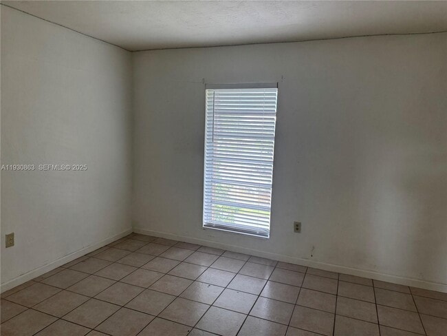 Foto del edificio - 1280 W 54th St